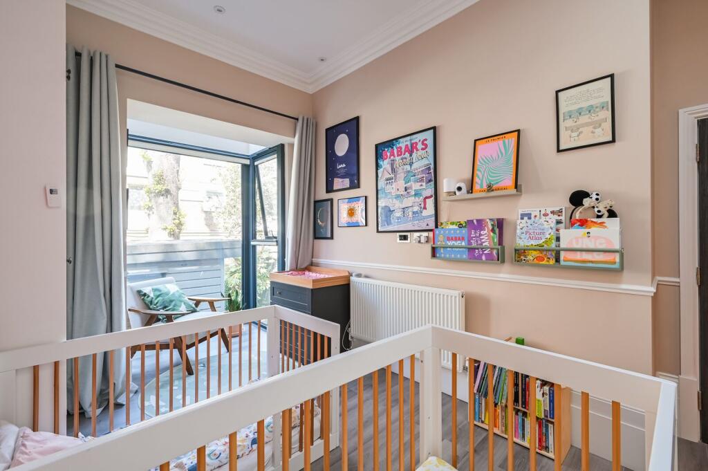 House in London, Taverner Square, Highbury - More