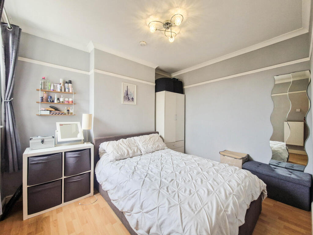 Apartment in Southend-on-Sea, Essex - More