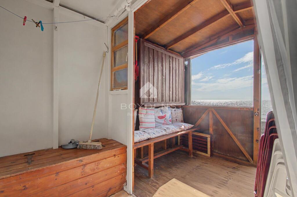 Low Wall, Frinton-on-sea photo 4