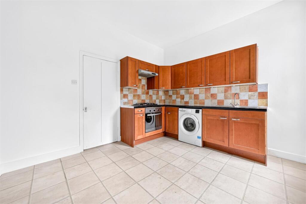 House in London, Goodmayes, Little Heath - View 4