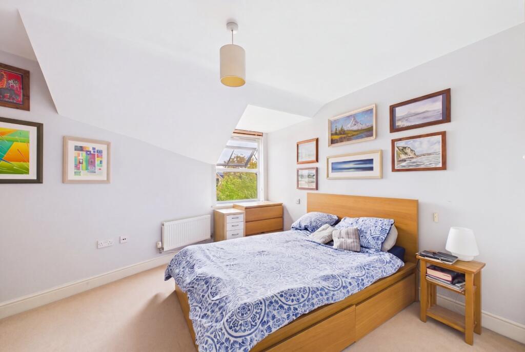 Apartment in Maidenhead, North Town - View 4