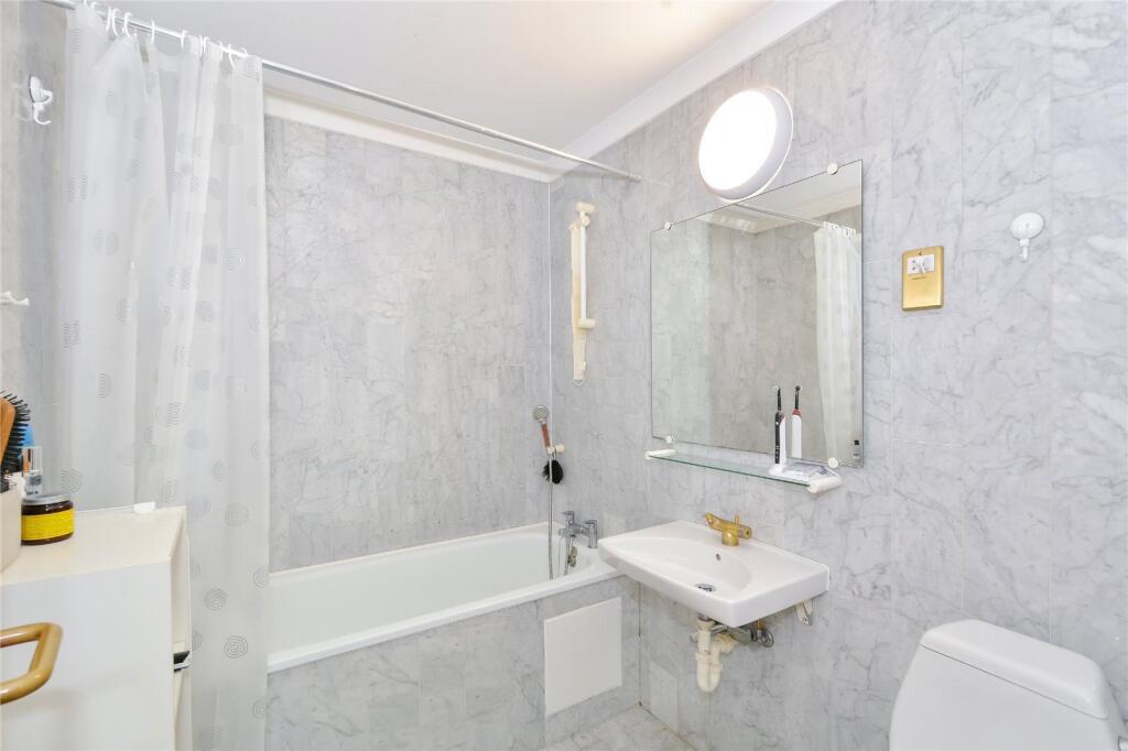 Queen of Denmark Court, 
Surrey Quays, SE16 - View 4