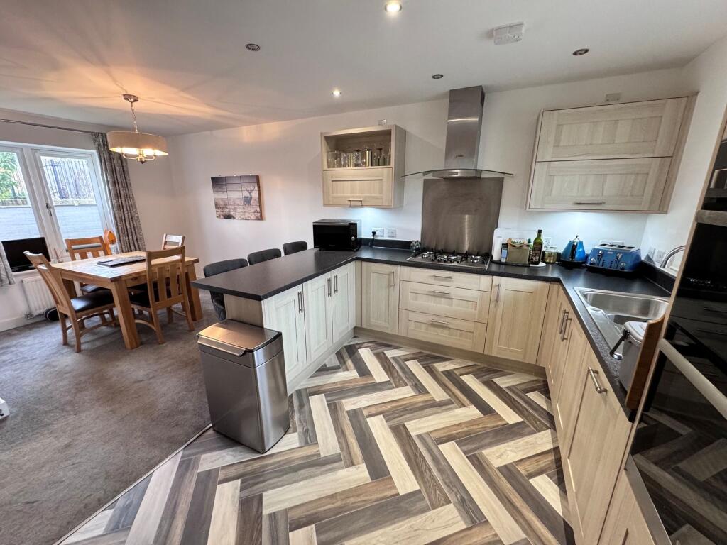 House in High Peak, Chapel-en-le-Frith - More