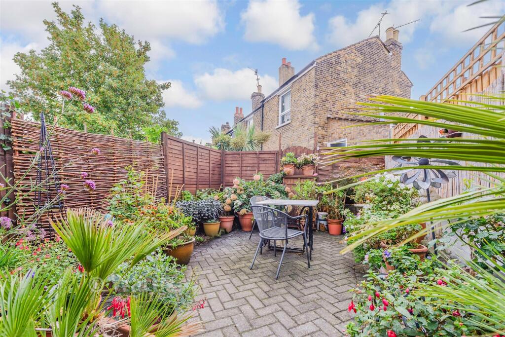 House in Gravesham, Windmill Hill - More