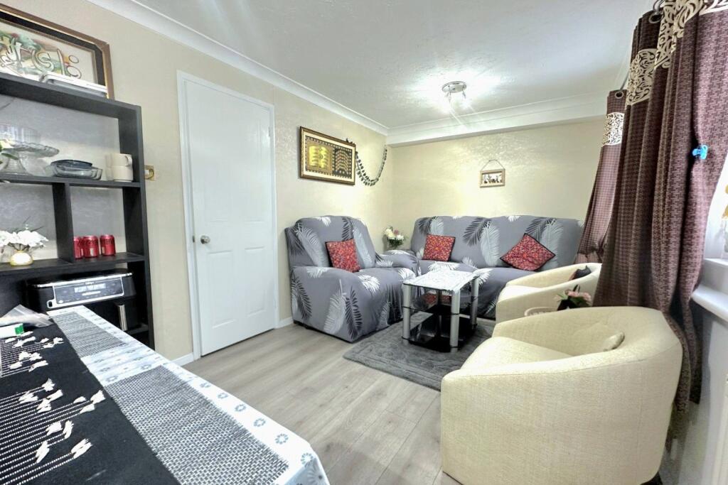 Apartment in Surrey Heath, Camberley - View 3