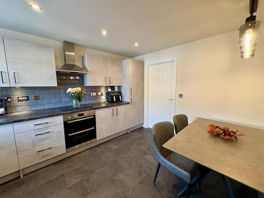House in Huddersfield - View 4