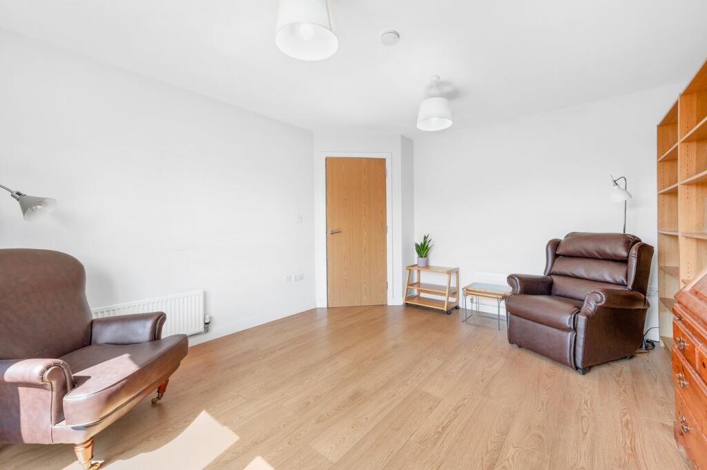 Apartment in Dunfermline, Fife - View 3