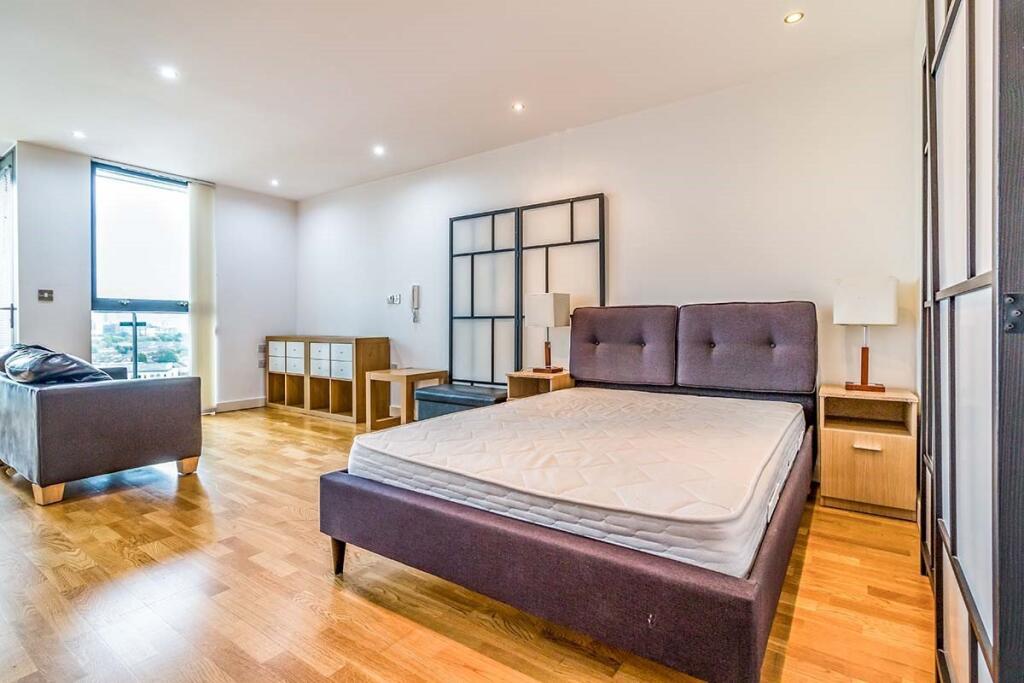Apartment in Salford, Greater Manchester - View 5