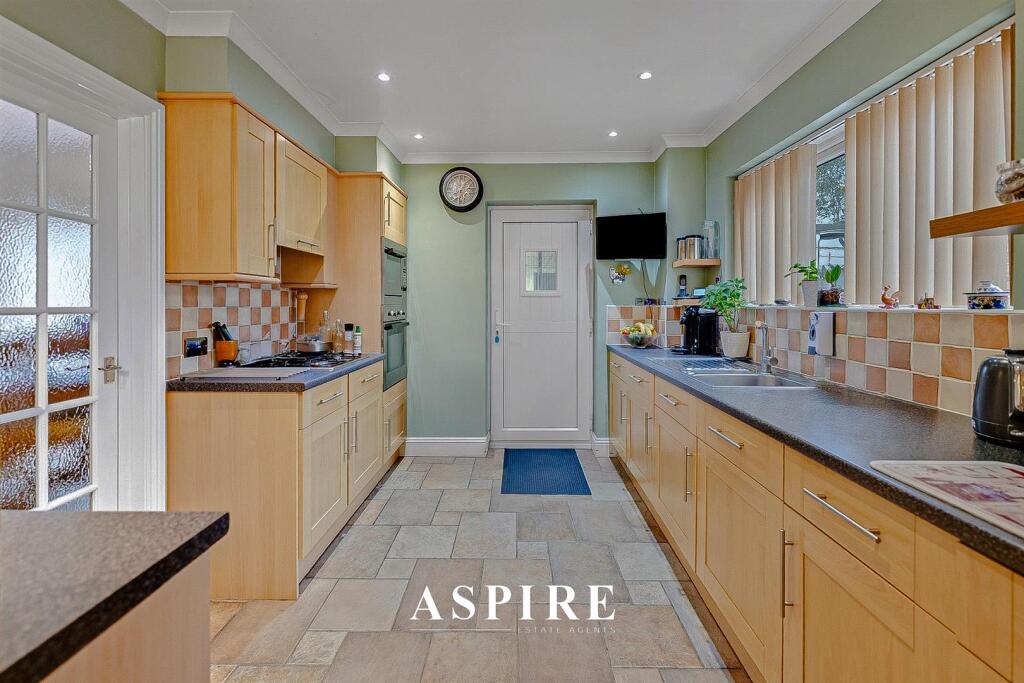 Video Presentation Inside - St. Lukes Close, Canvey Island photo 3