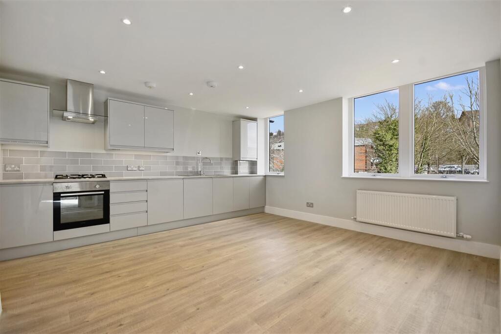 Apartment in Hemel Hempstead - View 3