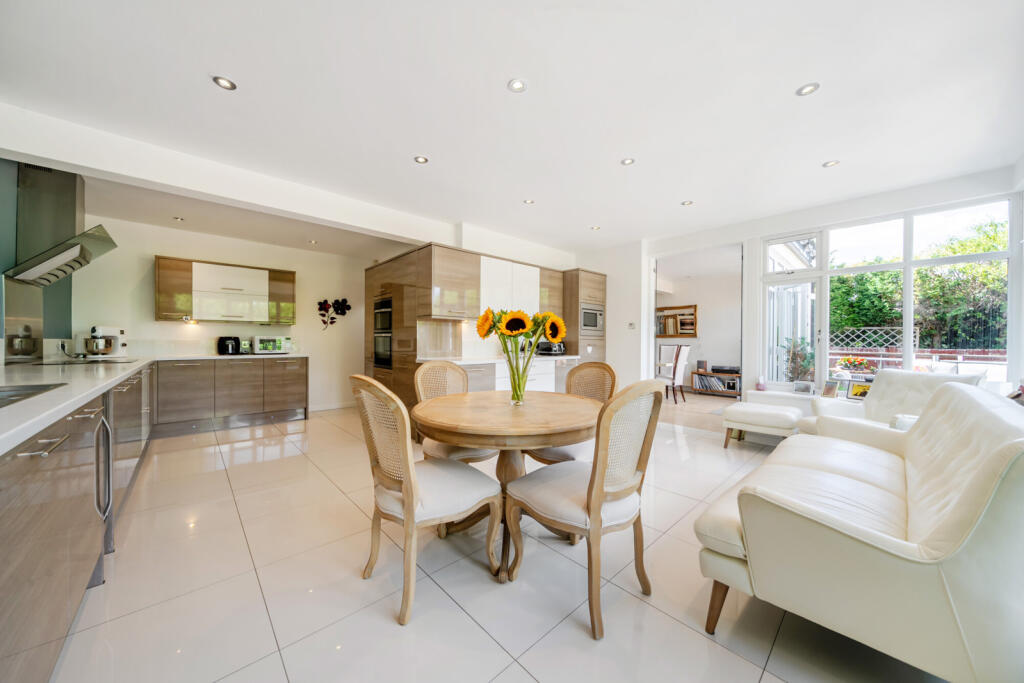 House in Bromley - View 3