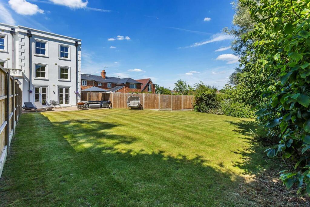 House in Guildford, Worplesdon - View 3