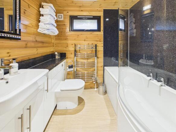 16_CAM03481G0-PR0134-STILL010