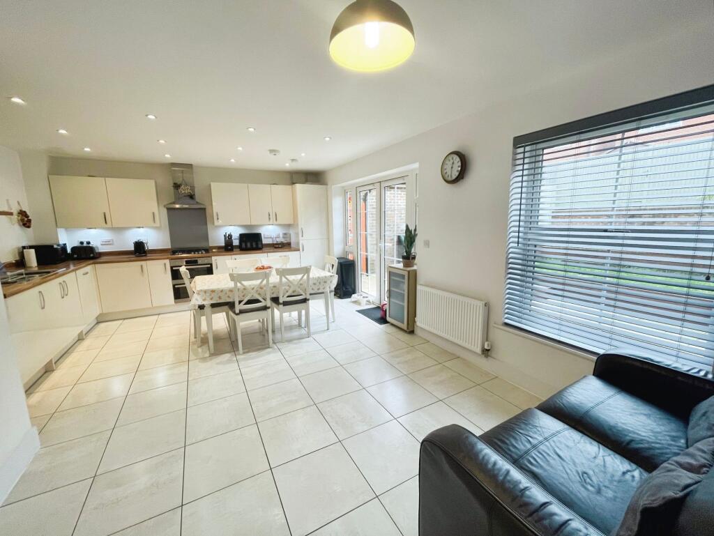 White Clover Drive, Basingstoke, RG23 photo 3