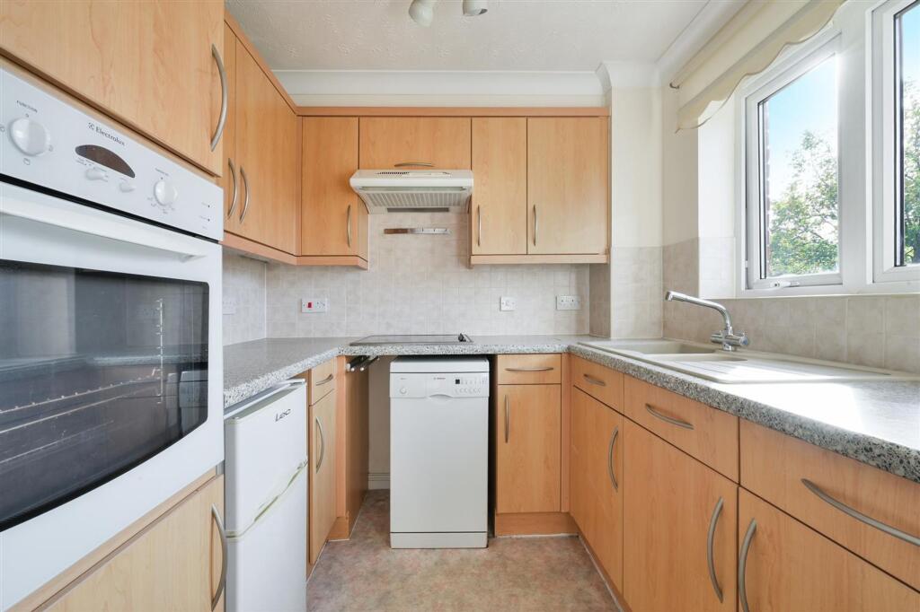 Apartment in Kingston upon Thames - View 5