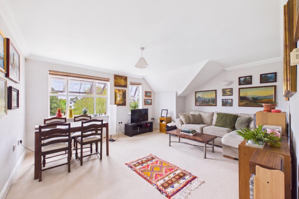 Apartment in Maidenhead, North Town - View 2