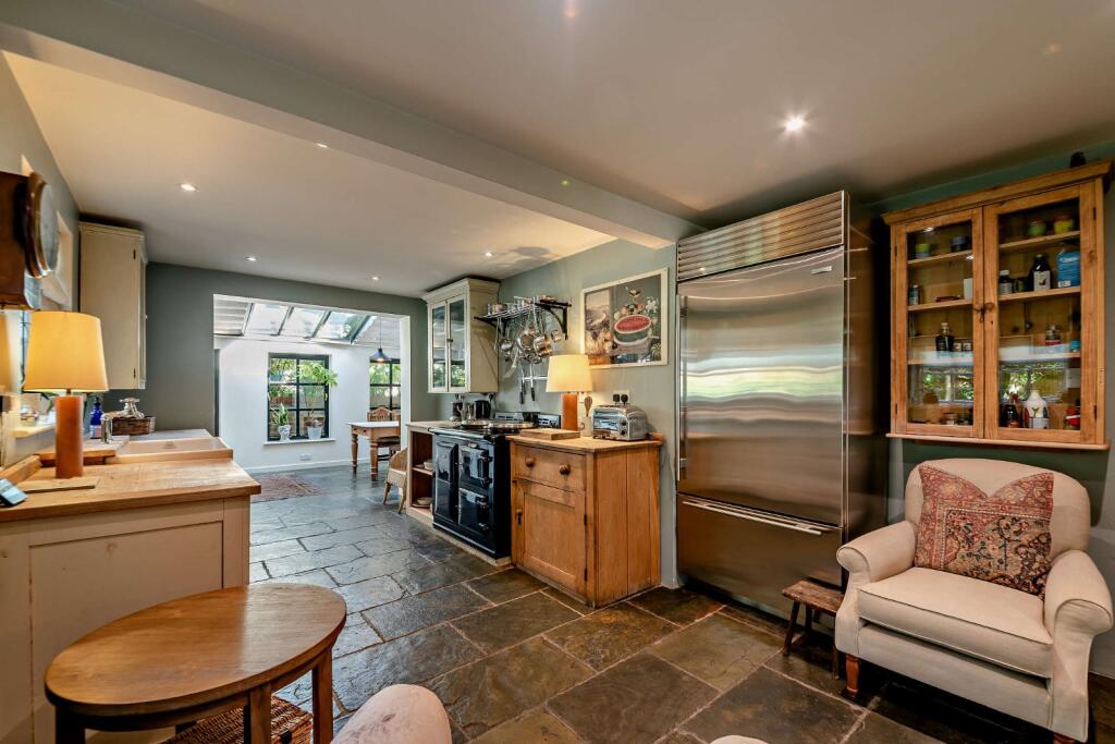 House in Upper Basildon, Basildon - View 5