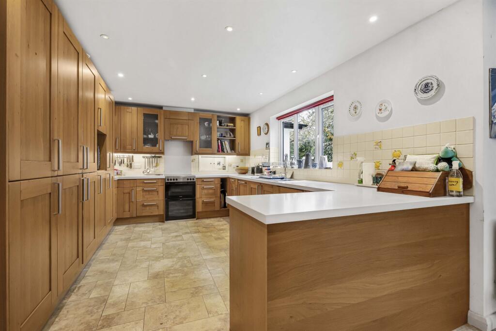 Knowle Close, Caversham Heights, Reading photo 2