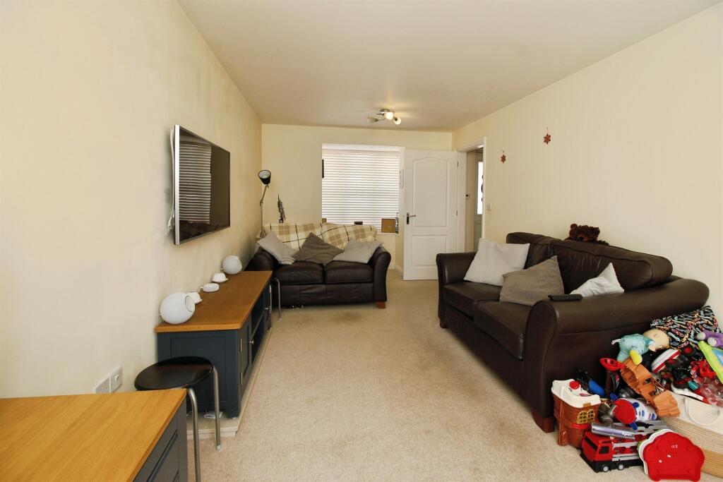 House in Huntingdonshire, Loves Farm, St Neots - View 3