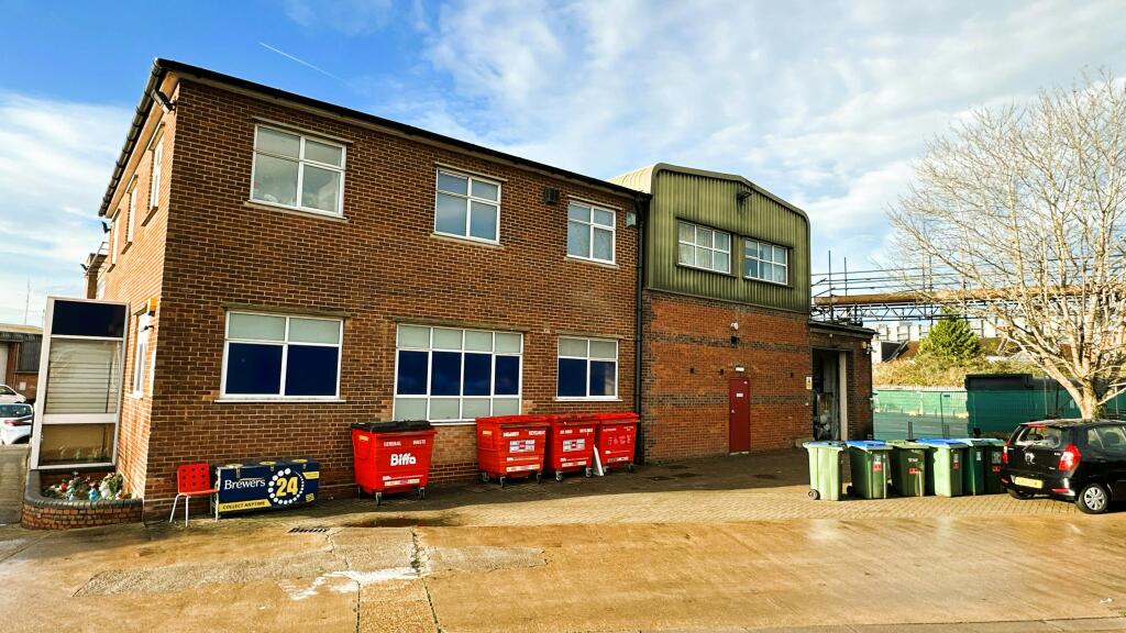 9 Fishers Industrial Estate Wiggenhall Road Watford WD18 0FN external 2.jpg