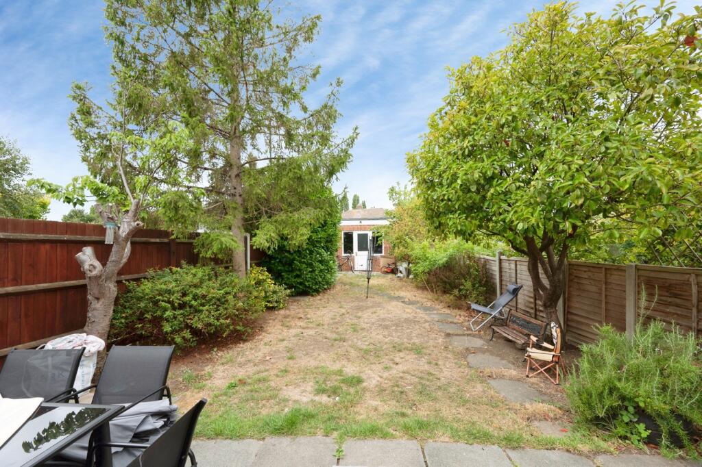 House in London, The Hamptons, Worcester Park - More