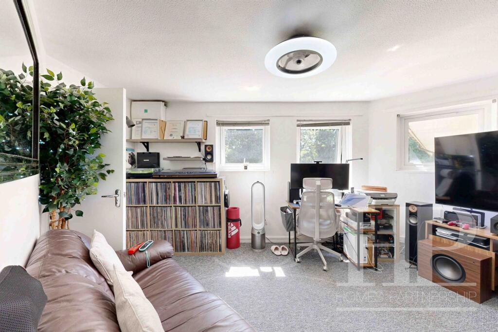 Apartment in Crawley, West Sussex - View 5