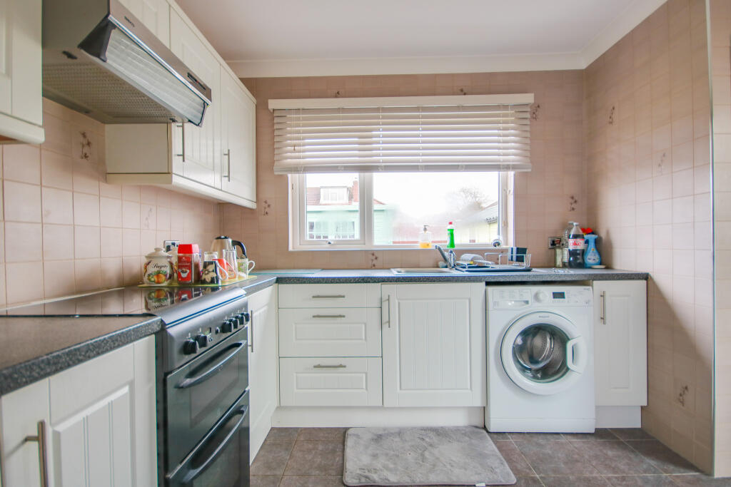 Sholing! No Chain! Garage! Two Double Bedrooms! Neat Garden! photo 4