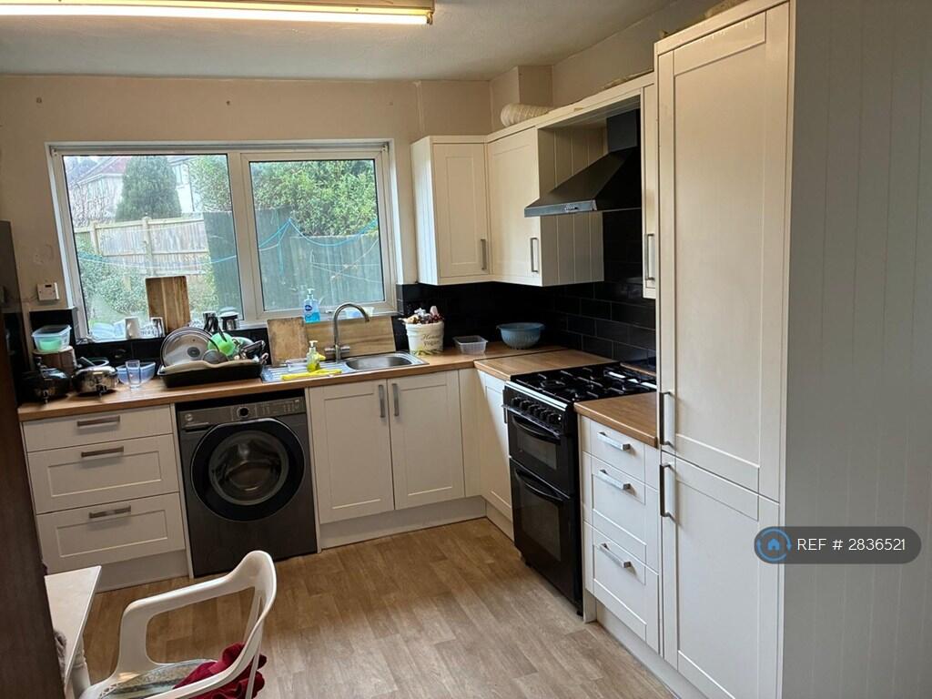 Main image of property: Leafield Green, Clifton, NG11