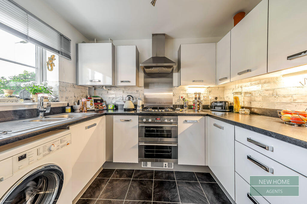 Dennington Crescent, Basildon, SS14 2FF photo 2