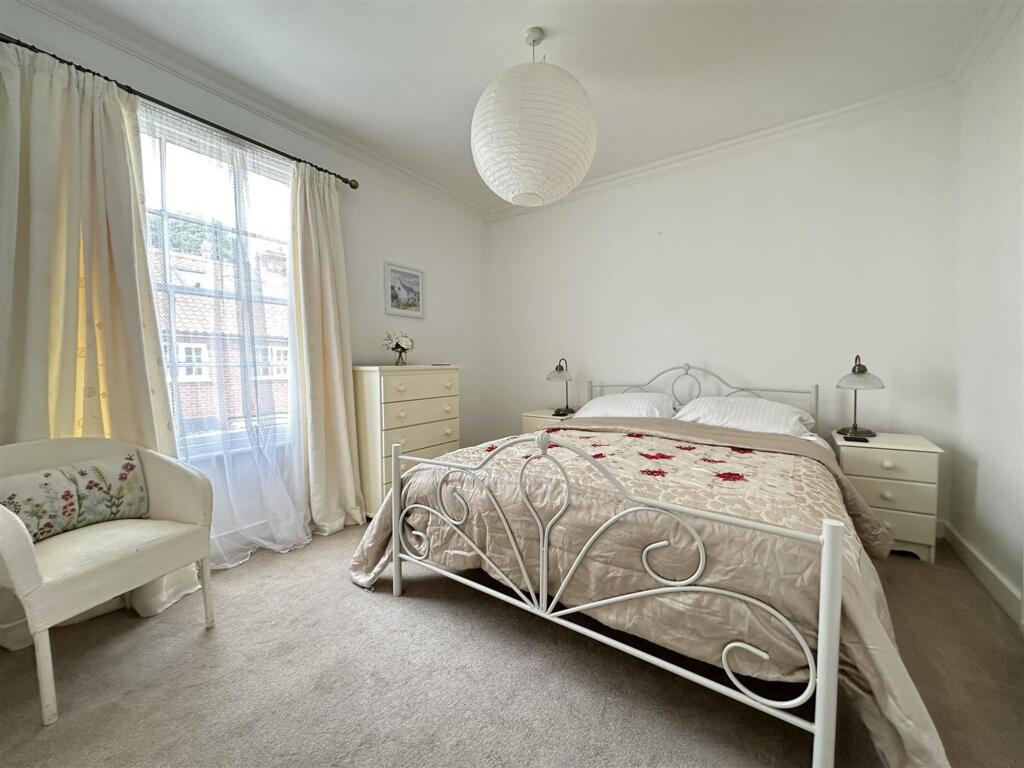 Longwestgate, Scarborough, YO11 - View 5