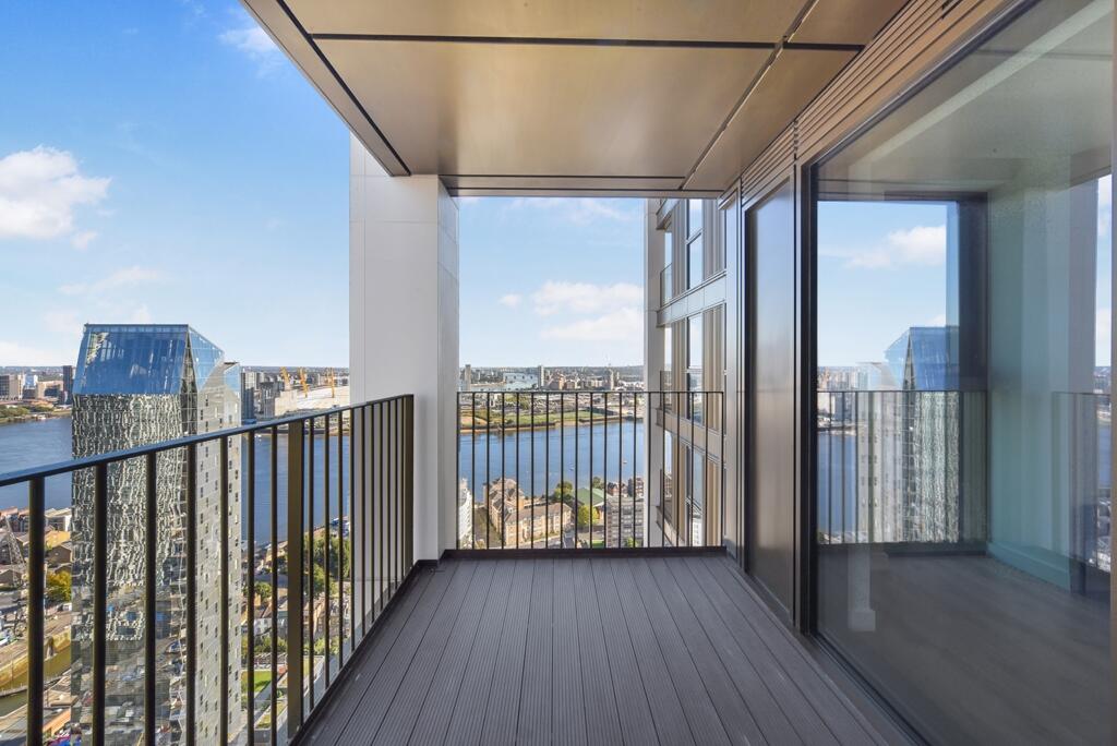 1-bed apartment on One Thames Quay, Marsh Wall E14, £625,000