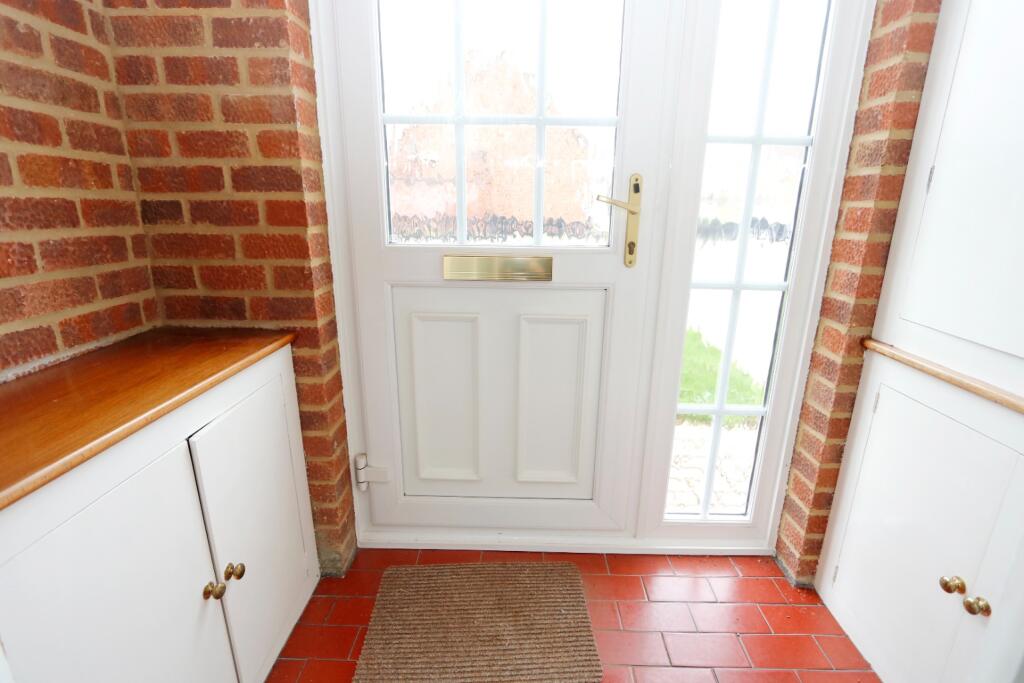 Wren Close, Benfleet, Essex photo 3