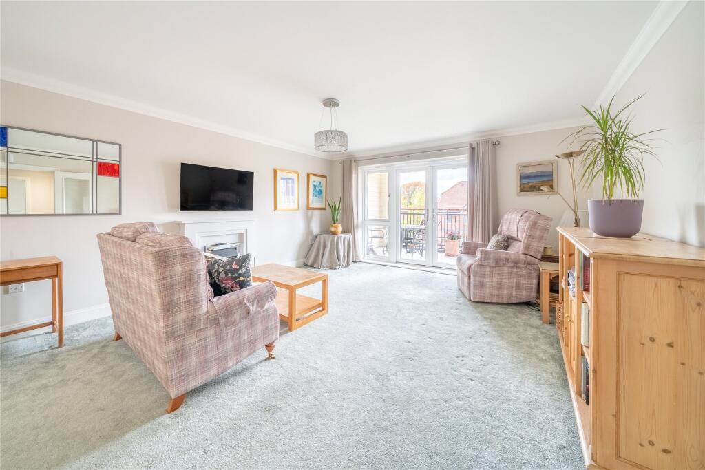 Hartfield Road, Leatherhead, Surrey, KT22 photo 4