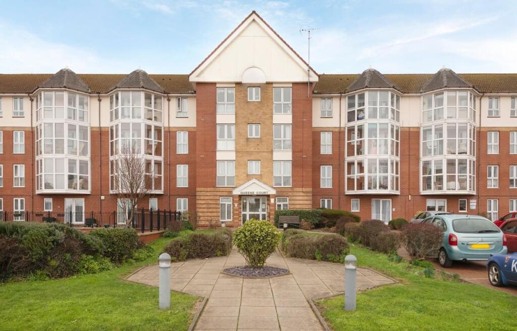 2-bed house on Queens Parade, Cliftonville, Margate, Kent, CT9, £130,000