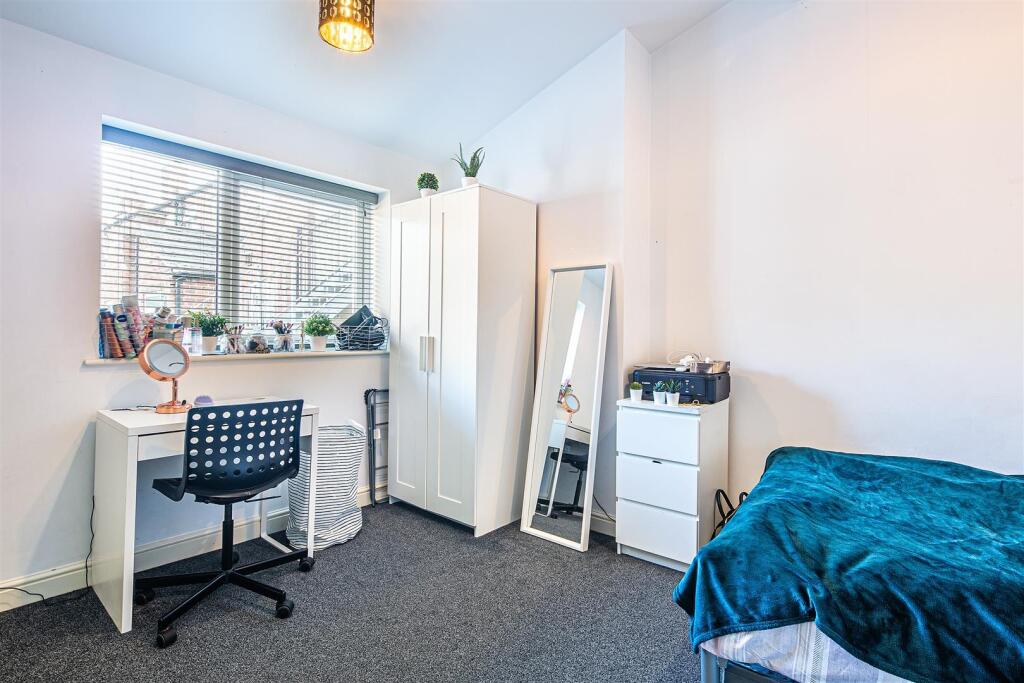 Apartment in Sheffield, South Yorkshire - More
