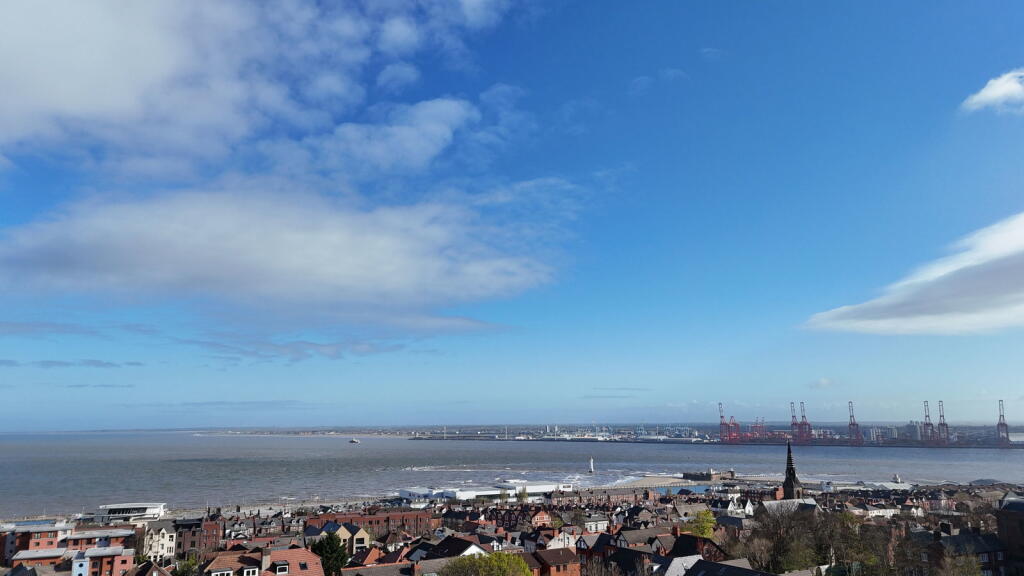 House in Wirral, Liverpool City Region - View 4