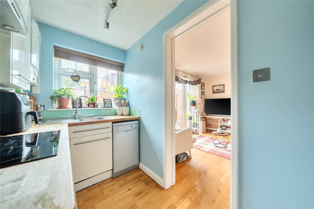 Minstrel Gardens, Surbiton, KT5 photo 3