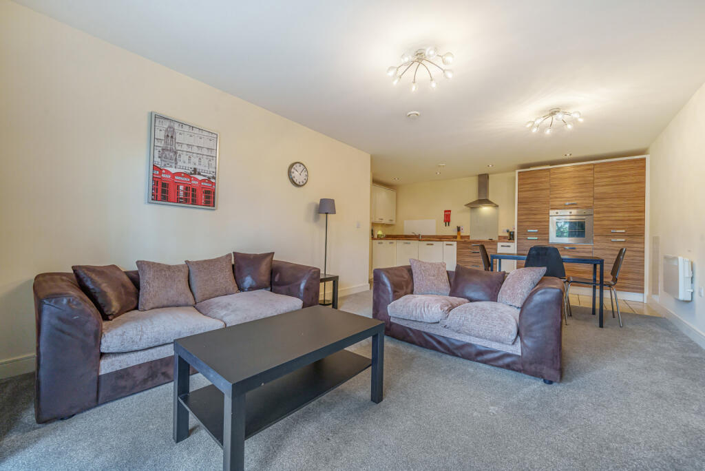 Wallis Square, Farnborough, GU14 photo 4