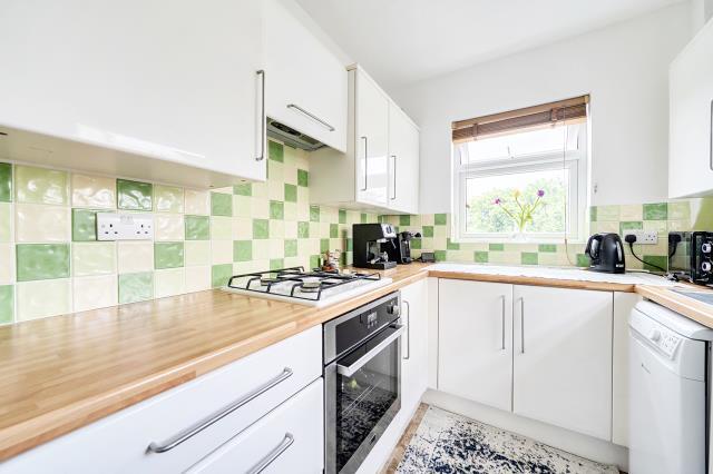 House in Reading, Dee Park - More