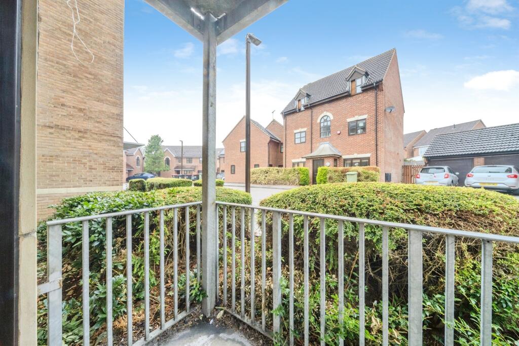 Apartment in Milton Keynes, Shenley Brook End - More