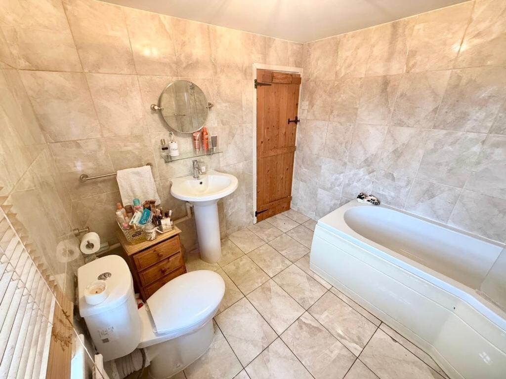 Hexton Road, Barton-Le-Clay, MK45 photo 4