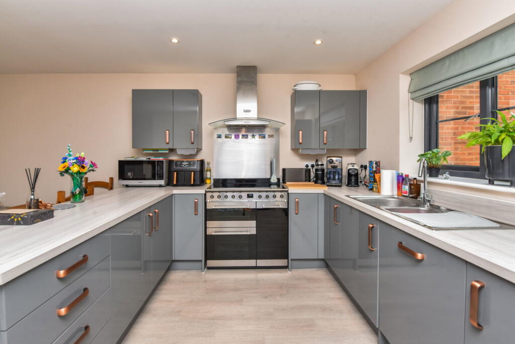 House in Easterton - View 5
