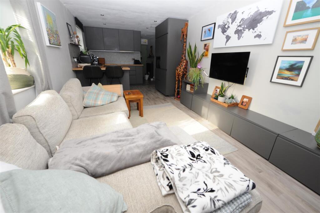 Apartment in Bradford, West Yorkshire - View 5