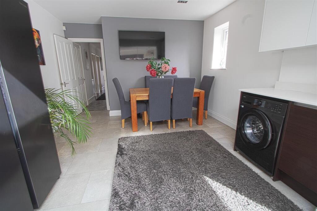 House in Basildon, Billericay - More