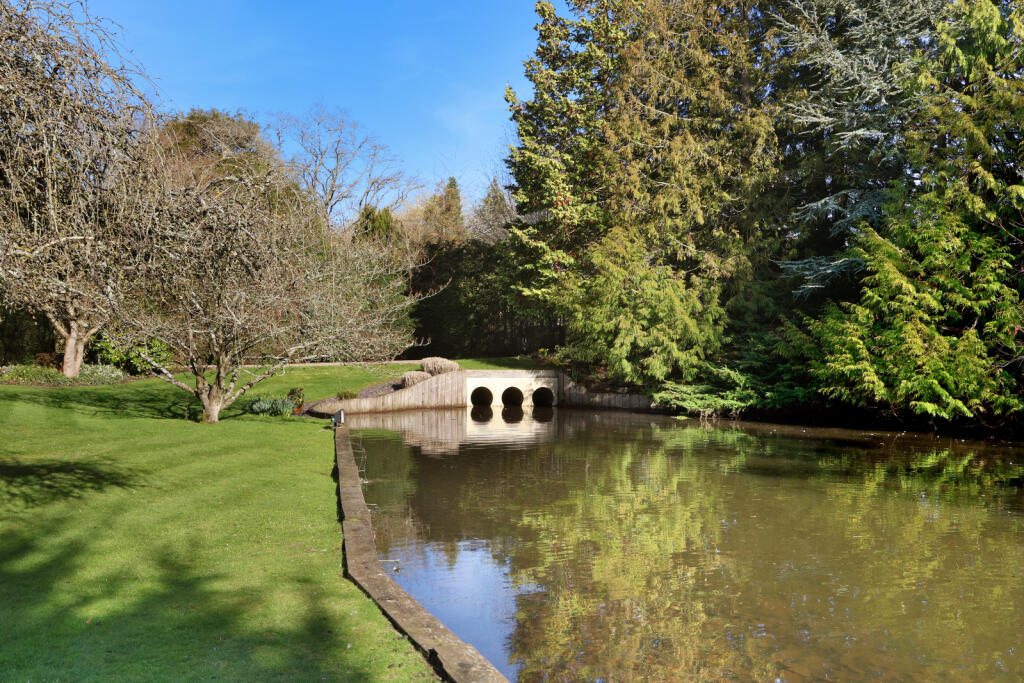 Lakeside Drive, Stoke Poges, Buckinghamshire, SL2 photo 4