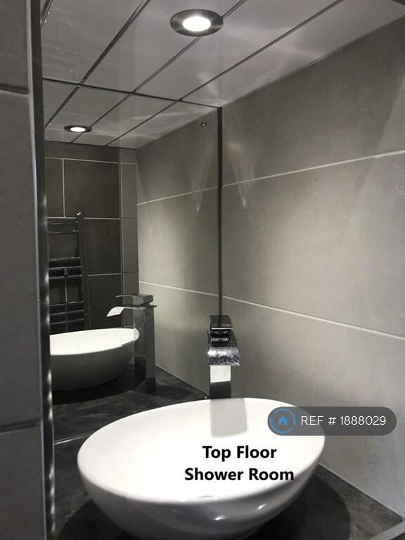 6 bedroom terraced house for rent