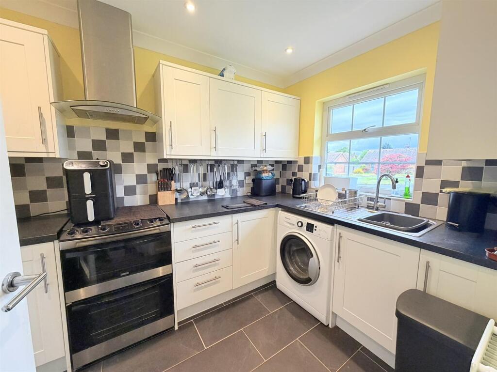 Poynings Close, Seaford photo 4