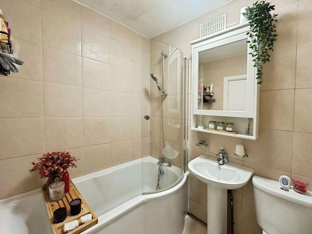 Apartment in London, Plaistow - More