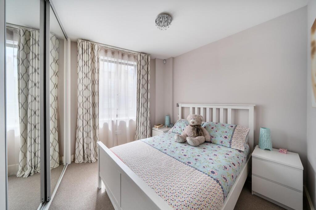 Apartment in Windsor - View 4