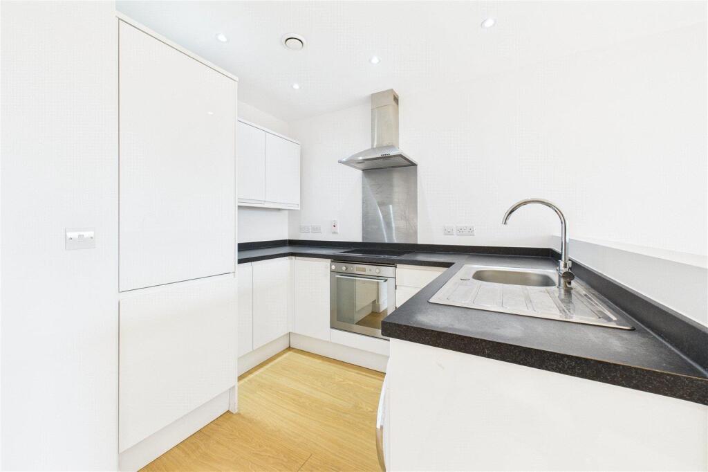 Apartment in Mid Sussex, East Grinstead - View 3